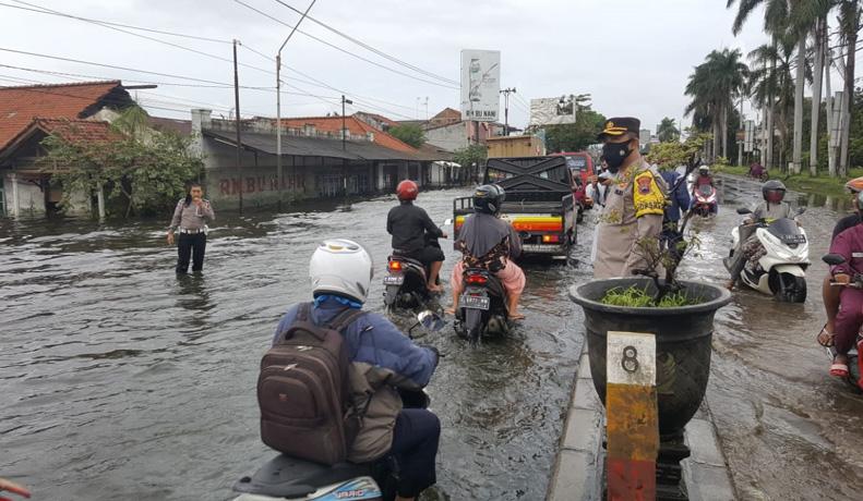 Kota Pekalongan Masih Banjir, Kapolres Turun Tangan Urai Kemacetan di Jalur Pantura