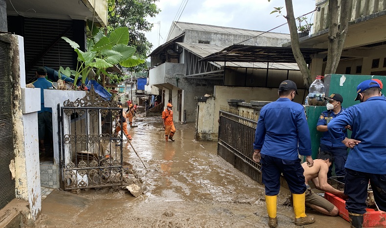 Warga Pejaten Timur Mulai Bersihkan Lumpur di Rumah Usai Banjir Surut