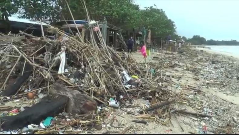 Tumpukan Sampah Rusak Keindahan Pantai Teluk Awur Jepara