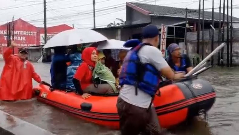 Banjir Masih Rendam Kaligawe Semarang, Warga Kerepotan Periksa ke Rumah Sakit  