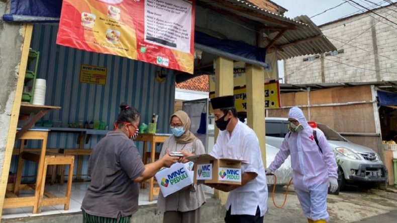 MNC Peduli Bersama PMI Jakarta Semprotkan Disinfektan dan Bagikan Masker di Kebon Jeruk