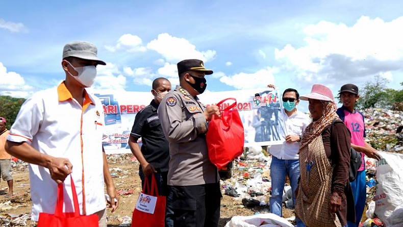 Polda dan Wartawan Gorontalo Bagikan Sembako untuk Pemulung di Hari Pers