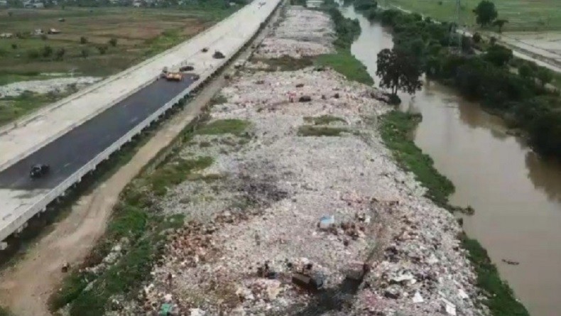 Buang Sampah di Bantaran Kali Cikarang Bekasi Laut Akan Dikenakan Tipiring