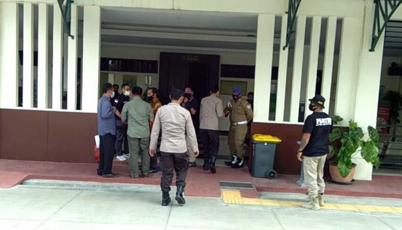 Polisi Jaga Ketat Sidang Lanjutan Kasus Penganiayaan Ketua Ranting PSHT di PN Karanganyar 