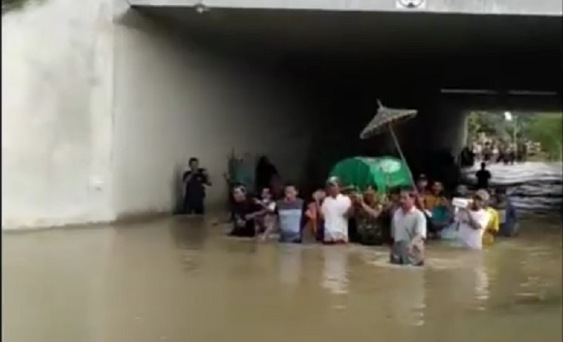 Warga di Jombang Pikul Jenazah Terobos Banjir Setinggi 1 Meter 
