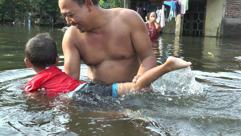 Hilangkan Kejenuhan, Begini Aktivitas Korban Banjir di Demak 