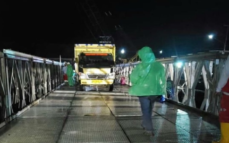 Sebelum Dioperasikan, Jembatan Sungai Salim Banua Diuji Coba