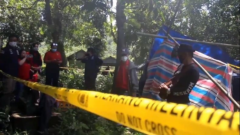 Dalami Kasus Pembunuhan Kasus Dukun Santet, Polisi Bongkar Makam Korban