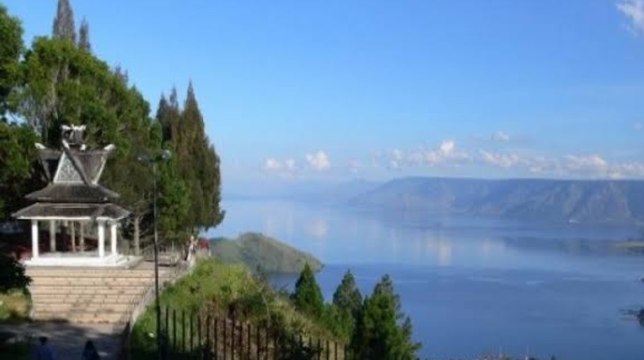 Dukung Kawasan Super Prioritas di Danau Toba, Luhut: 25 Toilet Baru Dibangun 