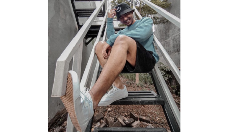 Arya Saloka Tampil Cool dengan Sepatu Lokal, Netizen Meleleh: Gula Dikasih Nyawa, ya Begini