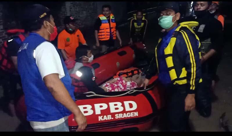Dramatis, Tim SAR Evakuasi Ibu Hamil dengan Perahu Karet di Tengah Genangan Banjir Sragen