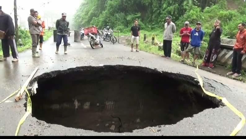 Lubang Besar Jalan Amblas di Bumijawa Brebes Jadi Tontonan Puluhan Warga