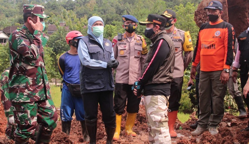 100 Personel Brimob Polda Jatim Bantu Pencarian Korban Longsor Nganjuk 