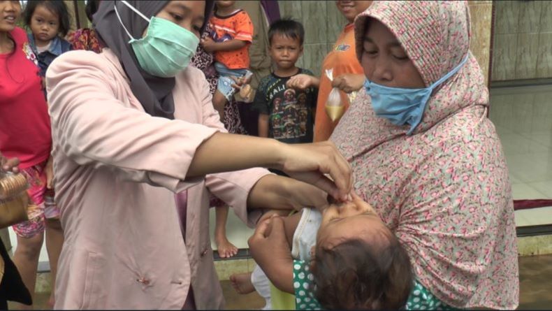 Cek Kesehatan Anak di Desa Sayung Demak, Kader Posyandu Rela Tembus Banjir 