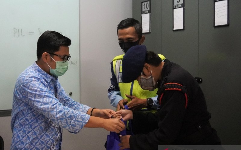 Lagi, Petugas Transjakarta dan Polisi Cegah Pemuda Hendak Lompat dari JPO Harmoni