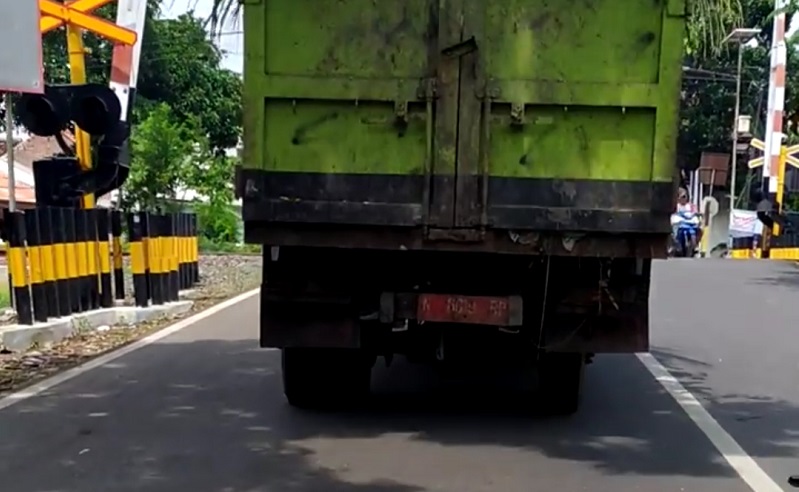 Viral Truk Sampah di Probolinggo Beroperasi Tanpa 1 Roda Belakang 