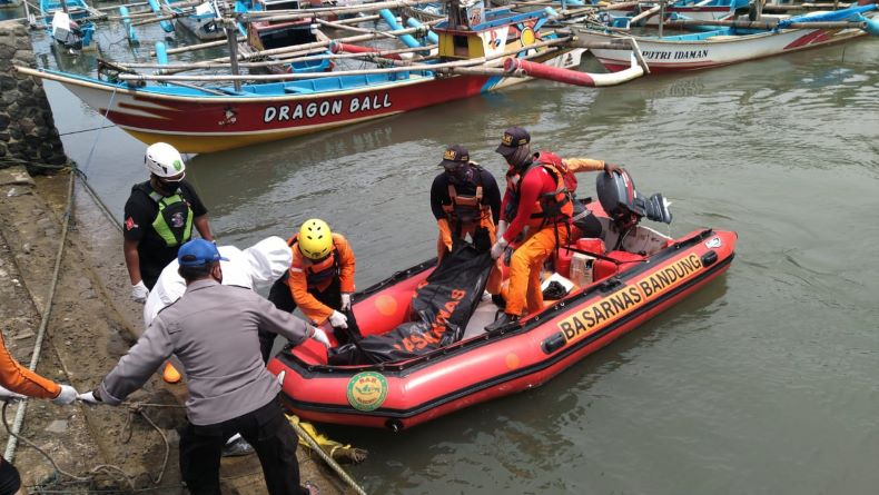 Tim SAR Temukan Jasad Wisatawan Terseret Ombak Pantai Cisoka Garut Sejauh 26 Km