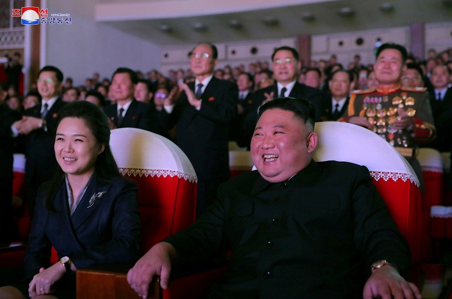  Setahun Tak Terlihat, Istri Kim Jong Un Muncul di Publik