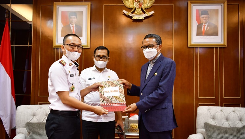Gubernur Nurdin Abdullah Serahkan 10 SK Plh Bupati di Sulsel 
