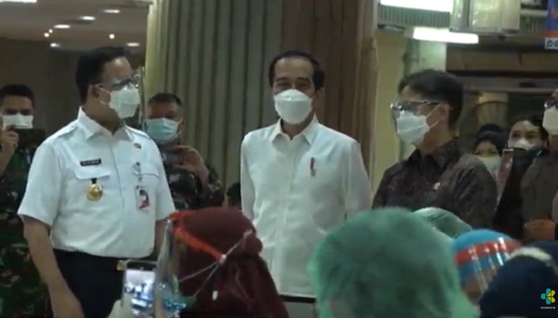 Jokowi Tinjau Vaksinasi Pedagang di Pasar Tanah Abang