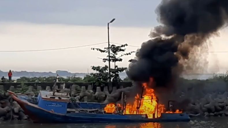 Disambar Petir, Kapal Motor Nelayan di Cilacap Hangus Terbakar 