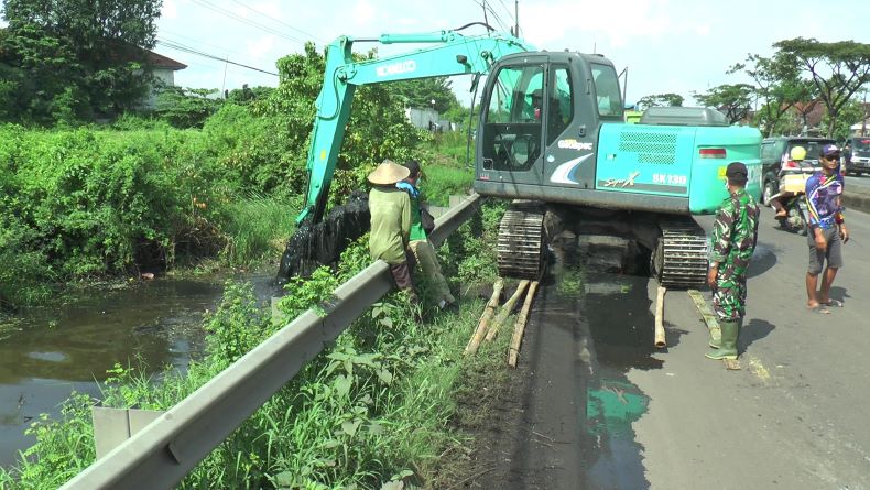 Korban Banjir di Demak Kerahkan Alat Berat Bersihkan Sendimen Saluran Pembuangan 