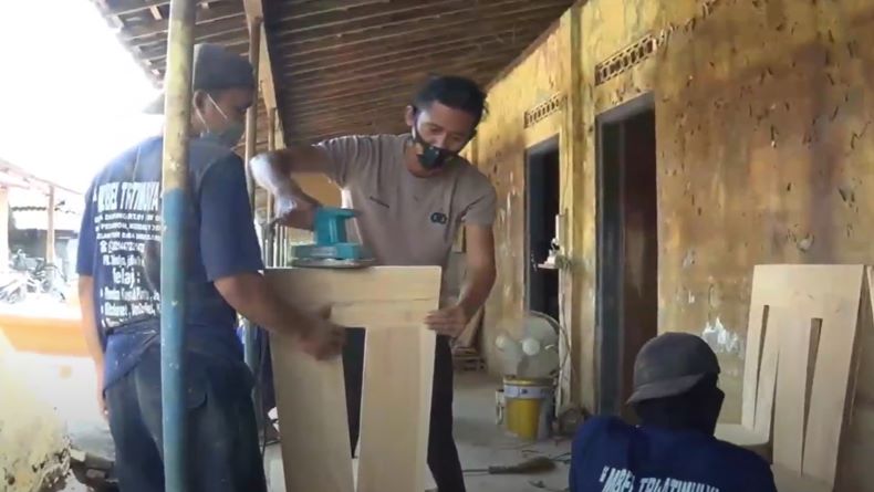 Polisi asal Kendal Ini Sukses Tekuni Bisnis Mebel Kayu Jati 