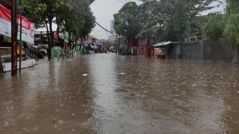 Banjir 70 Sentimeter, Lalu Lintas Kawasan Warung Buncit Mampang Lumpuh 