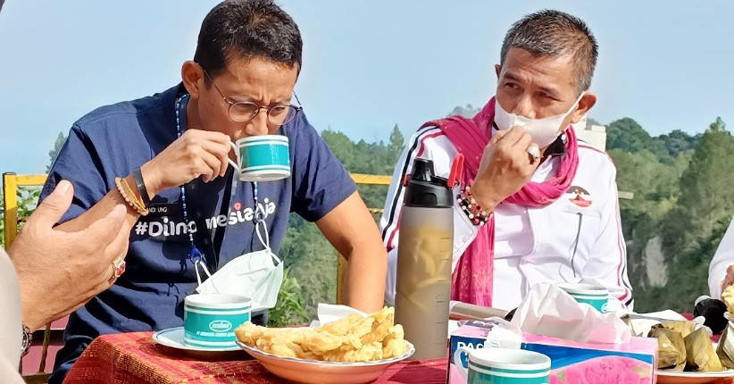 Sandiaga Uno Terpikat Kopi Khas Danau Toba sambil Menikmati Pemandangan Perbukitan