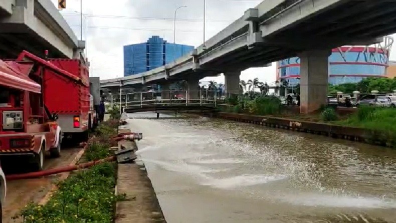 20 Unit Pompa Milik Damkar Dikerahkan Sedot Banjir di Cipinang Melayu