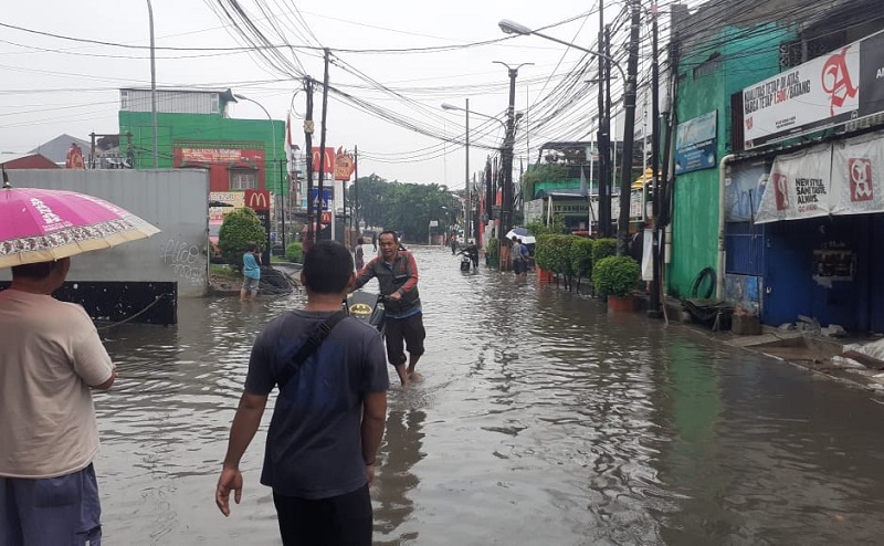 Terendam Banjir 60 Cm, Akses Penghubung Bekasi dan Jakarta Terputus