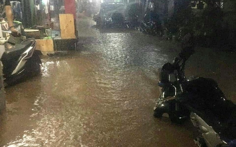 Banjir Rendam Permukiman Warga di Jatinegara dan Pondok Bambu Jakarta Timur