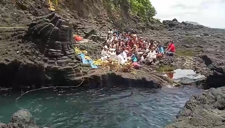 Cari Tubuh Korban, Keluarga Pemancing Hilang di Pantai Mimba Tempuh Cara Spiritual