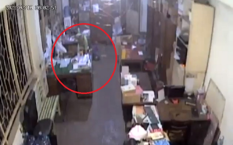 Aksi Pembobolan Gudang di Makassar Terekam CCTV, Pelaku Gondol Uang Rp20 Juta