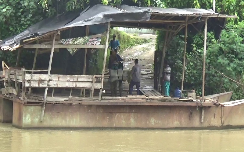 Transportasi Penyeberangan Perahu Rakit Plat Baja di Tanggamus Masih Jadi Primadona