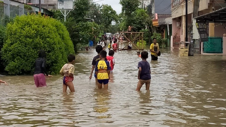 Kali Angke Meluap, Akses Menuju Perumahan Ciledug Indah Terputus 