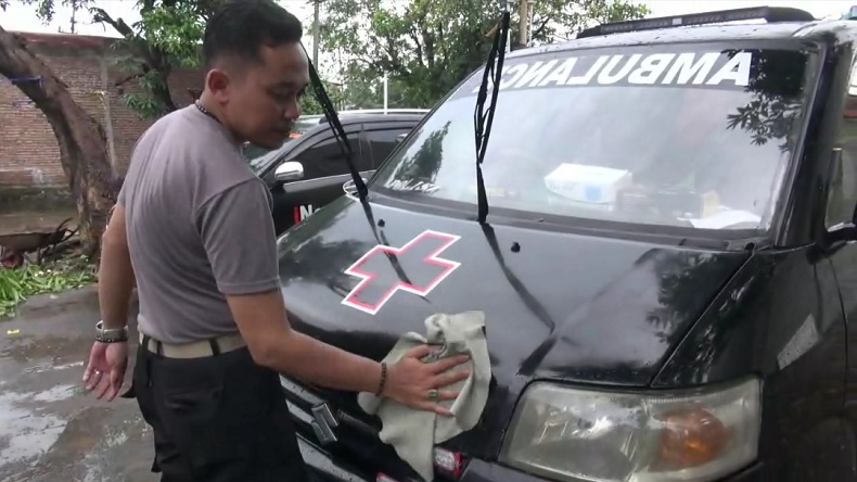Pandemi, Bhabinkamtibmas di Sidoarjo Ini Sumbangkan Mobil Pribadi Jadi Ambulans Siaga 24 jam