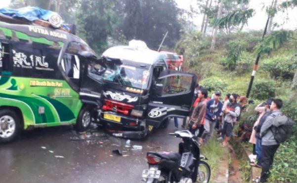 Tabrakan Elf di Perkebunan Teh Pamulihan Garut, 6 Orang Luka-Luka