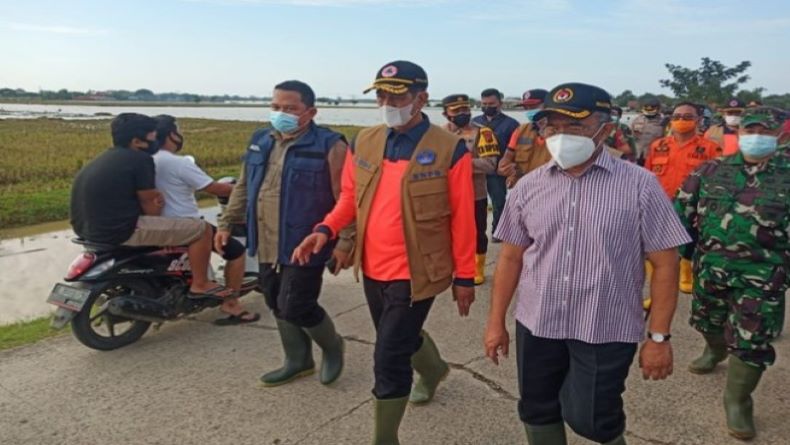 Banjir Karawang Putuskan Jalur Darat, BNPB Kirim Bantuan Logistik via Udara