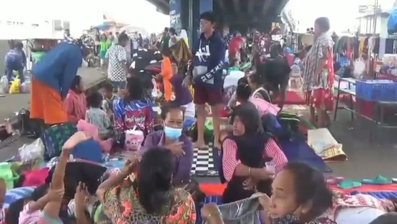 Banjir Masih Rendam Permukiman, Warga Pamanukan Subang Bertahan di Fly Over