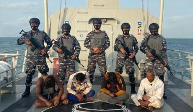 TNI AL Tangkap 5 Pencuri dalam Kapal Tongkang di Perairan Selat Singapura