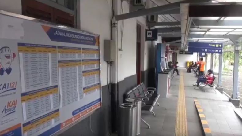 Perjalanan KA Dibatalkan akibat Banjir, Ratusan Tiket di Stasiun Tegal Dikembalikan 