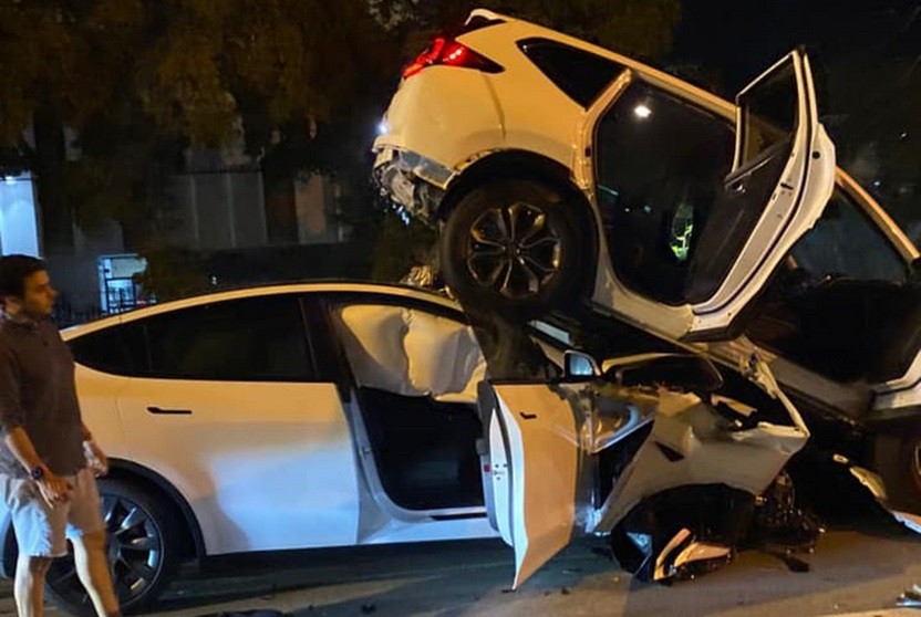 Lagi, Tesla Tabrak Mobil Lain hingga Hancur Gara-Gara Autopilot
