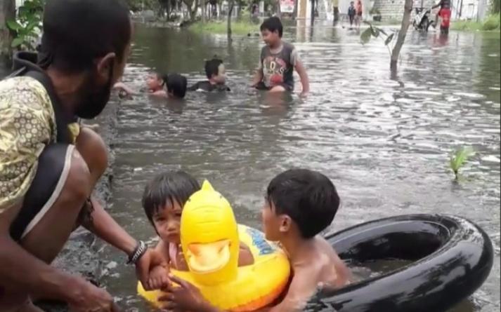 Banjir Semarang Belum Surut, Sejumlah Anak Berenang di Jalan 
