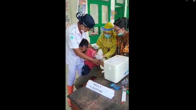 Viral, Pria di Sumbar Nangis dan Merengek karena Takut Disuntik Vaksin Covid