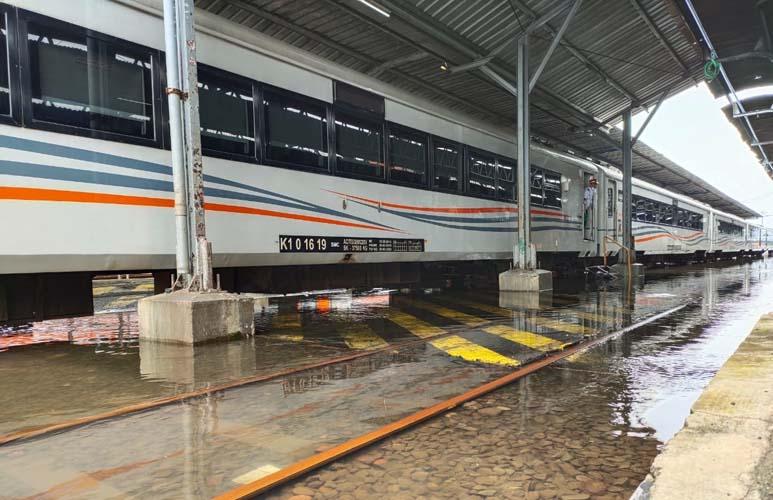 Stasiun Tawang Semarang Masih Banjir, KA Kedungsepur Batal Berangkat