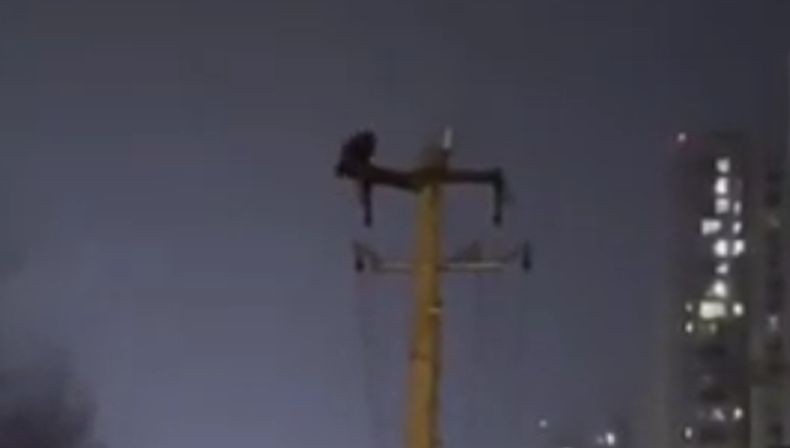 Viral Pria Ini Sit up di Puncak Tiang Listrik, Puluhan Ribu Rumah Mati Lampu