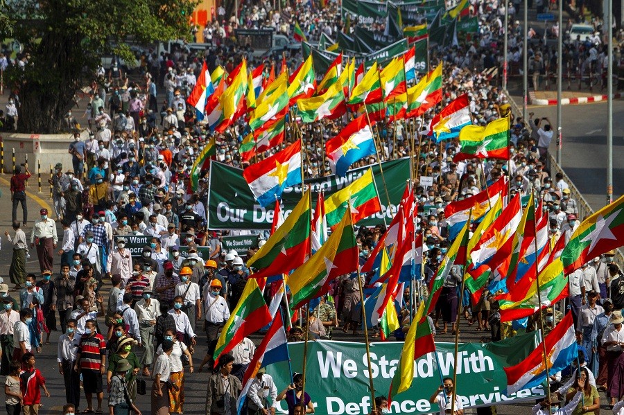 Massa Tandingan Pendukung Junta Militer Myanmar Serang Demonstran Penentang Kudeta