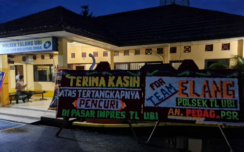 Tangkap Pembobol Toko, Tim Elang Polsek Talang Ubi Dapat Karangan Bunga