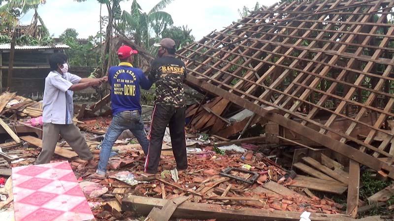 Angin Puting Beliung Terjang Demak, Ratusan Rumah Rusak dan Satu Ambruk 